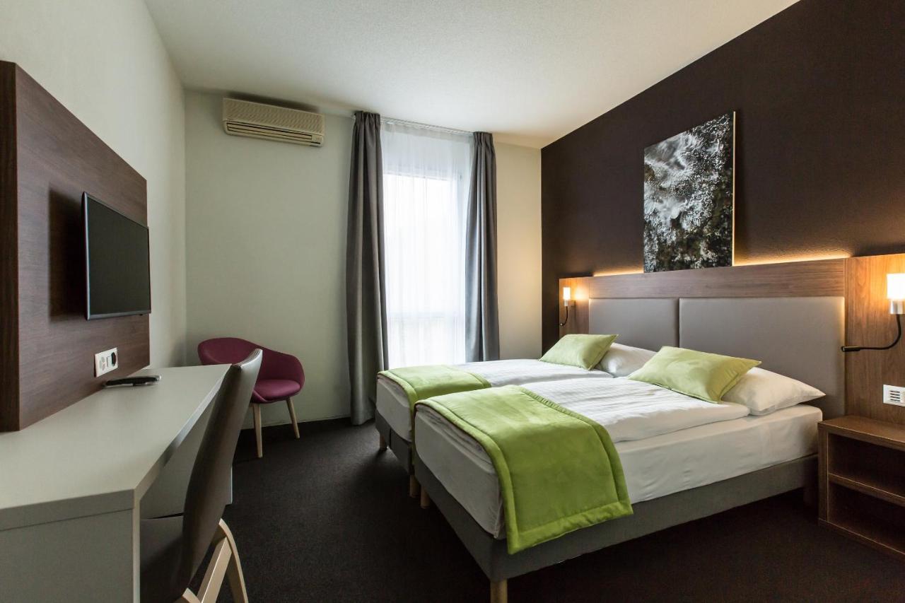 ก็องปานีล มาร์ติญี Hotel Martigny ภายนอก รูปภาพ